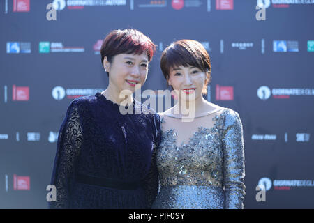 (180906) -- VENEZIA, Sett. 6, 2018 (Xinhua) -- Direttore Yuan Qing (R) e produttore Ji Wei frequentare il photocall del film 'tre avventure di Brooke' durante il settantacinquesimo Venice International Film Festival di Venezia, Italia, Settembre 6, 2018. (Xinhua/Cheng Tingting) Foto Stock