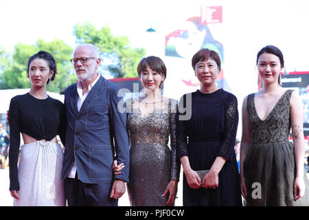 Venezia, Italia. 6 Sep, 2018. Direttore Yuan Qing (C) produttore Ji Wei (2R) e altri membri del cast assistere alla premiere di 'tre avventure di Brooke' durante il settantacinquesimo Venice International Film Festival di Venezia, Italia, Settembre 6, 2018. Credito: Cheng Tingting/Xinhua/Alamy Live News Foto Stock