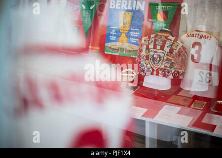 Stuttgart, Germania. 05 Sep, 2018. Reperti sono esposti in una mostra sul tema "125 anni di VfB Stuttgart". Il VfB speciale fiera 'Moves dal 1893' nel Museo Mercedes-Benz è aperto dal 9 settembre 2018 al 2 aprile 2019.(a DPA: "125 anni VfB Stuttgart - un tempo di intensa con curiosità' dal 07.09.2018) Credito: Sebastian Gollnow/dpa/Alamy Live News Foto Stock