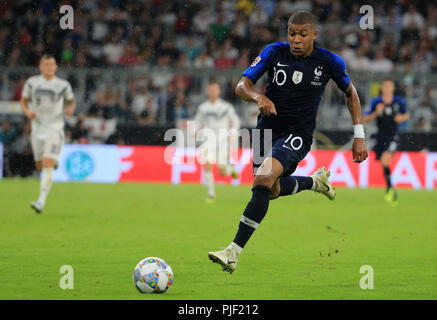 (180907) -- MONACO DI BAVIERA, Sett. 7, 2018 (Xinhua) della Francia Mbappe Kylian controlla la sfera durante la UEFA Nazioni League football match tra la Germania e la Francia a Monaco di Baviera, Gremany, sul Sett. 6, 2018. La partita si è conclusa in un 0-0. (Xinhua/Philippe Ruiz) Foto Stock