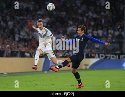 (180907) -- MONACO DI BAVIERA, Sett. 7, 2018 (Xinhua) Germania il Marco Reus (L) vies con la Francia Antoine Griezmann durante UEFA Nazioni League football match tra la Germania e la Francia a Monaco di Baviera, Gremany, sul Sett. 6, 2018. La partita si è conclusa in un 0-0. (Xinhua/Philippe Ruiz) Foto Stock