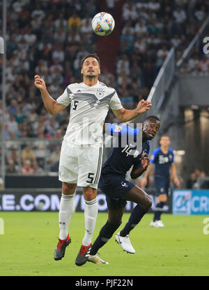 (180907) -- MONACO DI BAVIERA, Sett. 7, 2018 (Xinhua) Germania Mats Hummels (up) vies con la Francia Blaise Matuidi durante UEFA Nazioni League football match tra la Germania e la Francia a Monaco di Baviera, Gremany, sul Sett. 6, 2018. La partita si è conclusa in un 0-0. (Xinhua/Philippe Ruiz) Foto Stock