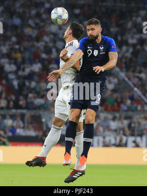 (180907) -- MONACO DI BAVIERA, Sett. 7, 2018 (Xinhua) Francia Olivier Giroud (R) il sistema VIES per la testata con la Germania Mats Hummels durante UEFA Nazioni League football match tra la Germania e la Francia a Monaco di Baviera, Gremany, sul Sett. 6, 2018. La partita si è conclusa in un 0-0. (Xinhua/Philippe Ruiz) Foto Stock