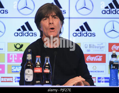 (180907) -- MONACO DI BAVIERA, Sett. 7, 2018 (Xinhua) della Germania dell'allenatore Joachim Loew assiste la conferenza stampa dopo la UEFA Nazioni League football match tra la Germania e la Francia a Monaco di Baviera, Gremany, sul Sett. 6, 2018. La partita si è conclusa in un 0-0. (Xinhua/Philippe Ruiz) Foto Stock