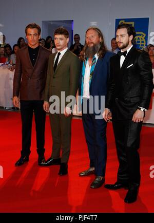 Toronto, ON. 6 Sep, 2018. Chris Pine, Billy Howle, David Mackenzie, Aaron Taylor-Johnson presso gli arrivi per fuorilegge re Gala Premiere al Toronto International Film Festival 2018, Roy Thomson Hall di Toronto, il 6 settembre 2018. Credito: JA/Everett raccolta/Alamy Live News Foto Stock
