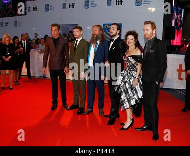 Toronto, ON. 6 Sep, 2018. Chris Pine, Billy Howle, David Mackenzie, Aaron Taylor-Johnson, Gillian Berrie, Tony Curran presso gli arrivi per fuorilegge re Gala Premiere al Toronto International Film Festival 2018, Roy Thomson Hall di Toronto, il 6 settembre 2018. Credito: JA/Everett raccolta/Alamy Live News Foto Stock