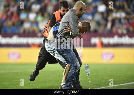 Uherske Hradiste, Repubblica Ceca. 06 Sep, 2018. La ventola entra in campo durante la Repubblica ceca vs Ucraina, calcio Champions League gruppo di base B1 corrispondono in Uherske Hradiste, Repubblica Ceca, 6 settembre 2018. Credito: Vaclav Salek/CTK foto/Alamy Live News Foto Stock