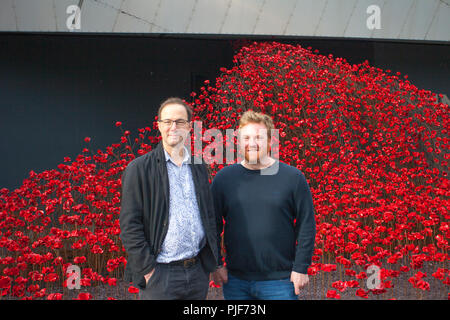 Manchester, Regno Unito. 7 settembre 2018. L'iconico di papavero onda scultura dell'artista Paolo Cummins e designer Tom Piper a IWM Nord. Questa è la presentazione finale dell'onda come parte di 14-18 commemorazione. È la prima volta che il Manchester ha ospitato una di queste opere d'arte. L'installazione " sangue spazzata di terre e mari di rosso papavero" un concetto originale dell'artista Paolo Cummins e installazione progettato da Tom Piper. Credito: MediaWorldImages/Alamy Live News Foto Stock