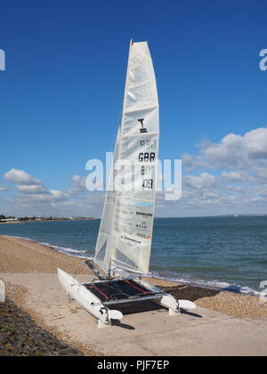 Sheerness, Kent, Regno Unito. 7 Sep, 2018. Regno Unito Meteo: una giornata soleggiata con cieli azzurri in Sheerness, Kent. Un concorrente la vela un Tornado catamarano classe arriva per il sessantesimo intorno al Isle of Sheppey gara, che si svolgerà questo fine settimana. La gara è organizzata dall'Isle of Sheppey Sailing Club ed è aperto a derive, catamarani e tavole a vela. Circa un centinaio di imbarcazioni sono tenuti a prendere parte alla 40-Mile il periplo dell'isola di domenica. Credito: James Bell/Alamy Live News Foto Stock