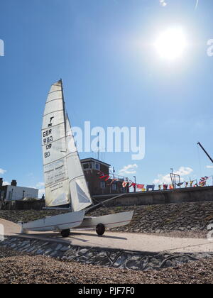 Sheerness, Kent, Regno Unito. 7 Sep, 2018. Regno Unito Meteo: una giornata soleggiata con cieli azzurri in Sheerness, Kent. Un concorrente la vela un Tornado catamarano classe arriva per il sessantesimo intorno al Isle of Sheppey gara, che si svolgerà questo fine settimana. La gara è organizzata dall'Isle of Sheppey Sailing Club ed è aperto a derive, catamarani e tavole a vela. Circa un centinaio di imbarcazioni sono tenuti a prendere parte alla 40-Mile il periplo dell'isola di domenica. Credito: James Bell/Alamy Live News Foto Stock