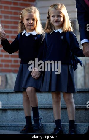 Los Principes de Asturias, Felipe y Letizia acompaÃ'an a sus hijas las infantas Leonor y Sofia un su primer dia del curso escolar, en Madrid 14-9-2012 Il Principe Felipe e la principessa Letizia tenendo le sue due figlie, Principessa Leonor e la Principessa Sofia, al loro primo giorno di scuola in Madrid 261/cordon premere Foto Stock