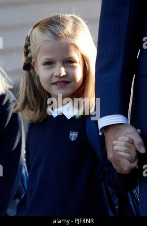 Los Principes de Asturias, Felipe y Letizia acompaÃ'an a sus hijas las infantas Leonor y Sofia un su primer dia del curso escolar, en Madrid 14-9-2012 Il Principe Felipe e la principessa Letizia tenendo le sue due figlie, Principessa Leonor e la Principessa Sofia, al loro primo giorno di scuola in Madrid 261/cordon premere Foto Stock