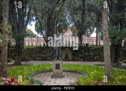 Dom Pedro II statua presso il Museo Imperiale cortile ex palazzo estivo del brasiliano monarchia - Petropolis, Rio de Janeiro, Brasile Foto Stock