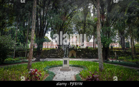 Dom Pedro II statua presso il Museo Imperiale cortile ex palazzo estivo del brasiliano monarchia - Petropolis, Rio de Janeiro, Brasile Foto Stock