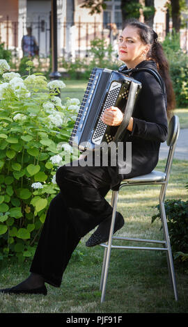 Fisarmonicista Nina Slyusar al concerto di gala. Vitebsk orchestra sinfonica all aria aperta. La Bielorussia.di Vitebsk. 2018 Foto Stock