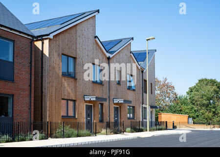 Contemporaneo vivere sostenibile. Elmsbrook Eco case di città nel nord ovest di Bicester, Oxfordshire, Inghilterra Foto Stock