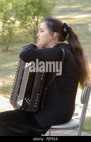 Fisarmonicista Nina Slyusar al concerto di gala. Vitebsk orchestra sinfonica all aria aperta. La Bielorussia.di Vitebsk. 2018 Foto Stock