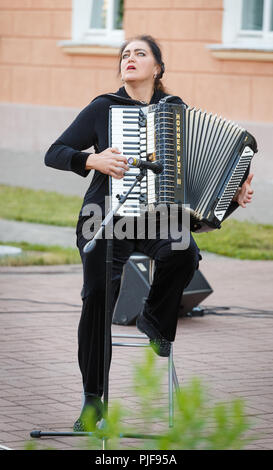 Fisarmonicista Nina Slyusar al concerto di gala. Vitebsk orchestra sinfonica all aria aperta. La Bielorussia.di Vitebsk. 2018 Foto Stock