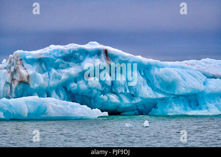 Il National Geographic,strada tripblue ice di Kronebreen o corona ghiacciaio, Kongsfjord, a Ny Ålesund, Svalbard o Spitsbergen, Europa Foto Stock