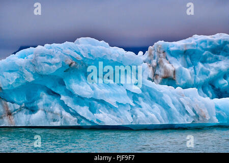 Il National Geographic,strada tripblue ice di Kronebreen o corona ghiacciaio, Kongsfjord, a Ny Ålesund, Svalbard o Spitsbergen, Europa Foto Stock