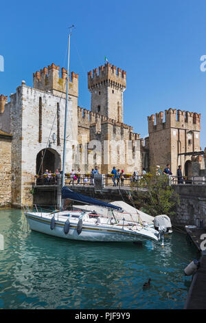 Sirmione, provincia di Brescia, Lombardia, Italia. Il Castello Scaligero. Edificio originale del castello iniziata nel XIII secolo. Esso è descritto come bei Foto Stock