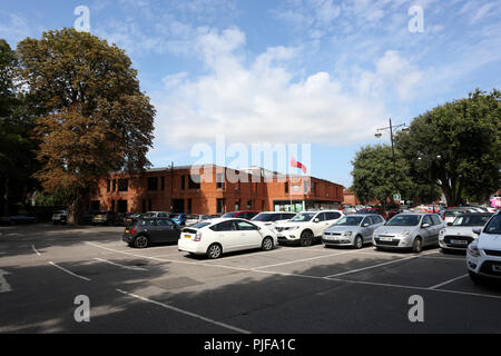 Viste generali del distretto di Chichester Consiglio Edificio per uffici nel centro di Chichester, West Sussex, Regno Unito. Foto Stock