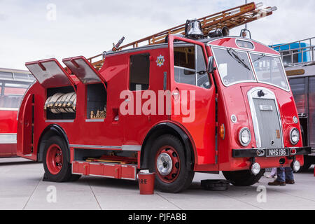 Glasgow, Scotland, Regno Unito - 17 Giugno 2012: lungo il fiume Clyde, al di fuori di Riverside Museum vintage red Dennis firetruck con tutti gli strumenti e le scale sul display. Foto Stock