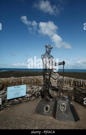 Il Walker, scultura di metallo da Richard Graham celebrando la distanza lungo i percorsi in North Devon, collegato con Exmoor. John Craven inaugurato nel 2017. Foto Stock