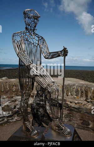 Il Walker, scultura di metallo da Richard Graham celebrando la distanza lungo i percorsi in North Devon, collegato con Exmoor. John Craven inaugurato nel 2017. Foto Stock