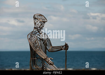 Il Walker, scultura di metallo da Richard Graham celebrando la distanza lungo i percorsi in North Devon, collegato con Exmoor. John Craven inaugurato nel 2017. Foto Stock