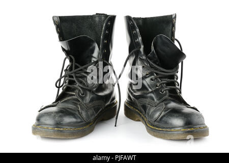 Vecchio shabby stivali in pelle isolati su sfondo bianco. Foto Stock