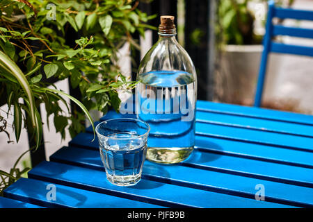 Bicchiere con acqua di rubinetto su sfondo blu Foto Stock