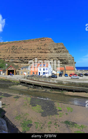 Staithes RNLI e Runswick scialuppa di salvataggio al di sotto della stazione Cowbar Neb, Staithes, North Yorkshire, North York Moors National Park, Inghilterra, Regno Unito. Foto Stock