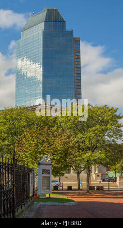 Alto grattacielo blu con alberi di verde, rosso mattone marciapiede, recinzione in ferro. Edificio con colonne in background. Springfield è la più grande città in Western N.E. Foto Stock