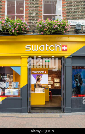 Ingresso e negozio davanti al negozio Swatch in Carnaby Street, Soho, Londra, W1, Inghilterra, REGNO UNITO Foto Stock