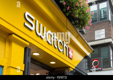 Swatch store su Carnaby Street, Soho, London, W1, Regno Unito Foto Stock