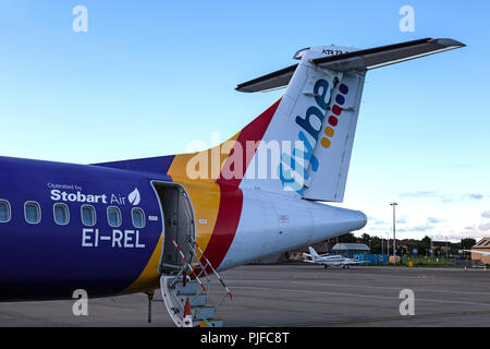 La coda di un ATR-72 aereo di proprietà della compagnia aerea britannica, Flybe e azionati da aria Stobart. Fotografia scattata a Ronaldsway aeroporto, Isola di Man. Foto Stock