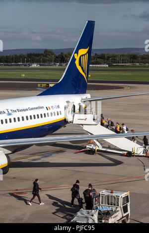 I passeggeri di salire a bordo della Ryanair Boeing 737 all'Aeroporto di Manchester in Inghilterra. Foto Stock