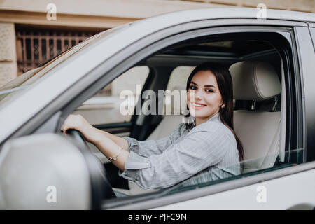 Imprenditrice seduto nel sedile di guida nella sua auto Foto Stock