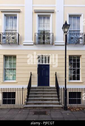 Un immagine architettonica della facciata di una grande casa vittoriana in Cheltenham o a Londra con la ripida scalinata che conduce alla grande porta anteriore Foto Stock