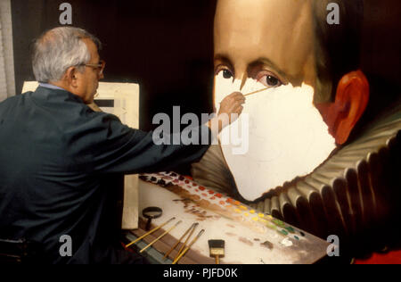 Affissioni pittore Mario Rueda lavorando su un cartellone che riproduce un Van Dyck capolavoro per una banca annuncio di Foster e Kleiser Studios di Los Angeles, circa 1980 Foto Stock