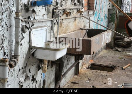 Lavandino in un abbandono di fabbrica in disuso a Magdeburgo Foto Stock