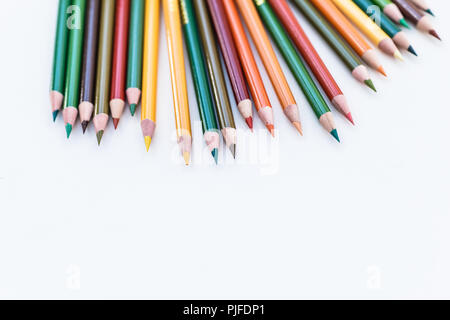 Set di matite colorate su sfondo bianco. Autunno tavolozza colori Torna al concetto di scuola. Copia spazio per il testo Foto Stock