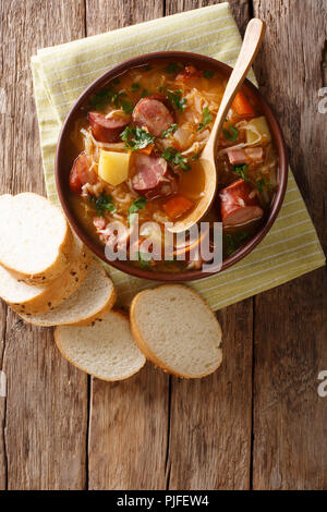 Ricetta ceca: Zuppa di crauti (Zelnacka) close-up in una ciotola sul tavolo. verticale in alto vista da sopra Foto Stock