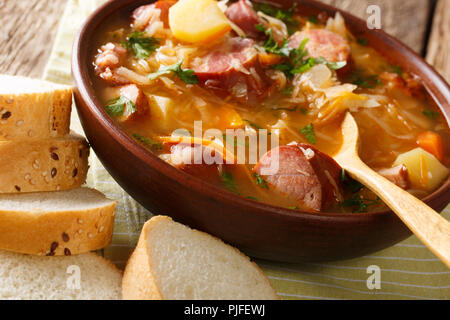 Ricetta ceca: Zuppa di crauti (Zelnacka) close-up in una ciotola sul tavolo orizzontale. Foto Stock