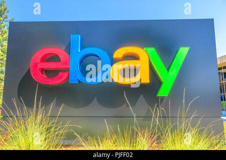 San Jose, California, Stati Uniti d'America - Agosto 12, 2018: vista dettagliata del segno di eBay su eBay presso la sede centrale a San Jose, Silicon Valley, California. eBay Inc. è una società multinazionale, un pioniere nell'e-commerce. Foto Stock