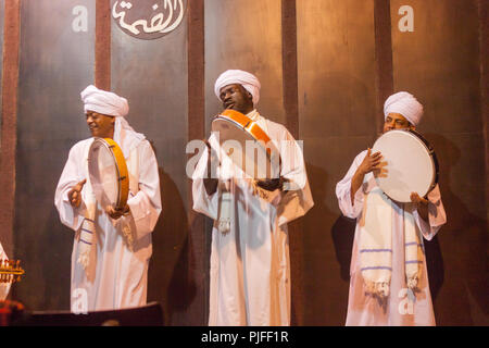 Egiziano ballerini tanoura,Il Cairo, Egitto Foto Stock