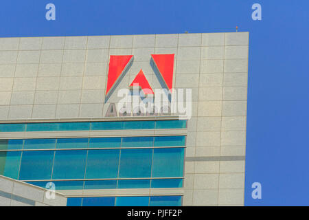 San Jose, California, Stati Uniti - Agosto 12, 2018: Adobe logo presso la sede centrale di Adobe. Adobe è azienda leader di software per la grafica, fotografia, video e fare una grande agenzia di microstock. Foto Stock