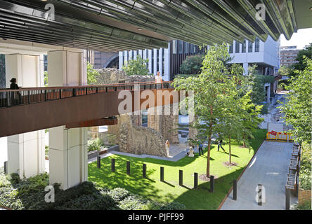 Appena ricostruito Bastion Alta a piedi percorso pedonale in Barbican sviluppo nella City di Londra, Regno Unito Foto Stock