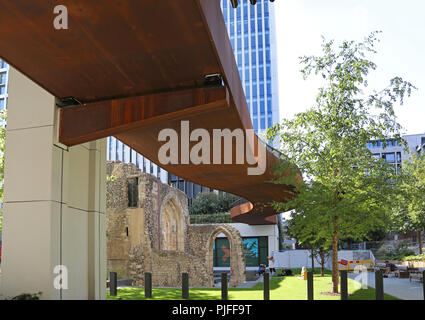 Appena ricostruito Bastion Alta a piedi percorso pedonale in Barbican sviluppo nella City di Londra, Regno Unito Foto Stock